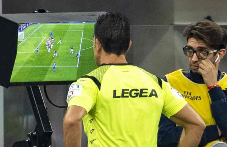 Arbitro mentre rivede le immagini al VAR