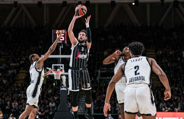 Marco Belinelli a canestro