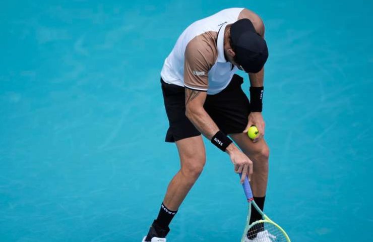 Matteo Berrettini barcolla in campo