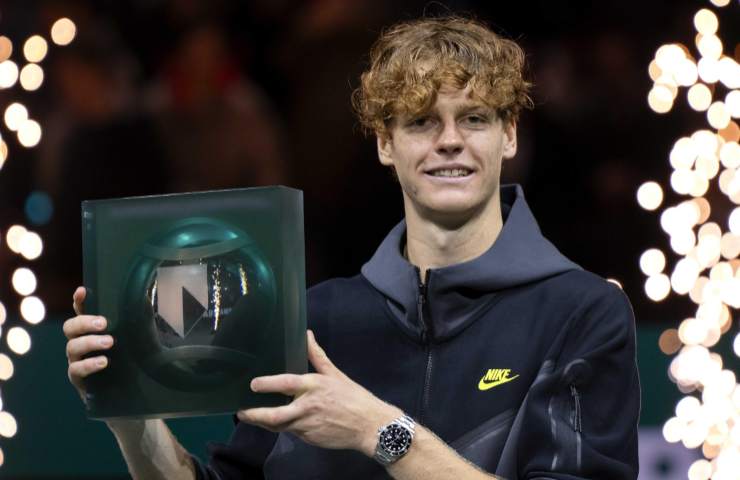 Jannik Sinner con un trofeo