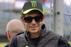 Tifosi in lacrime dopo l'emozionante omaggio a Valentino Rossi